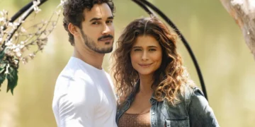 João Raul (Filipe Bragança) e Agrado (Isadora Cruz) em Coração Acelerado (Foto: Manoella Mello/TV Globo)