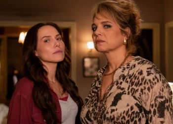 Adriana (Letícia Colin) e Pilar (Isabel Teixeira) em Quem Ama Cuida (Foto: Beatriz Damy/Globo)