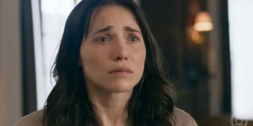 Letícia Colin interpreta Adriana em Quem Ama Cuida (Foto: Reprodução/TV Globo)