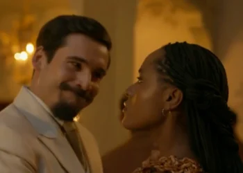 Mirinho (Nicolas Prattes) e Alika/Lúcia (Duda Santos) em A Nobreza do Amor (Foto: Reprodução/TV Globo)