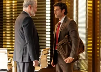 Quem Ama Cuida: Pedro descobre que o juiz é amigo de Ademir e vê armação por trás da condenação de Adriana