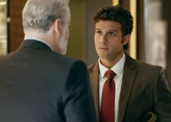 Pedro (Chay Suede) confronta Ademir (Dan Stulbach) em Quem Ama Cuida (Foto: Reprodução/TV Globo)