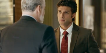 Pedro (Chay Suede) confronta Ademir (Dan Stulbach) em Quem Ama Cuida (Foto: Reprodução/TV Globo)