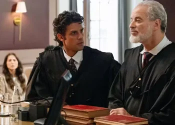 Pedro (Chay Suede) e Ademir (Dan Stulbach) no julgamento de Adriana em Quem Ama Cuida (Foto: Manoella Mello/Globo)