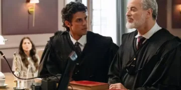 Pedro (Chay Suede) e Ademir (Dan Stulbach) no julgamento de Adriana em Quem Ama Cuida (Foto: Manoella Mello/Globo)