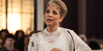 Pilar (Isabel Teixeira) durante o julgamento de Adriana (Letícia Colin) em Quem Ama Cuida (Foto: Manoella Mello/Globo)