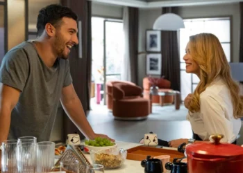 André (Henrique Barreira) e Dora (Mariana Ximenes) em Quem Ama Cuida (Foto: Manoella Mello/TV Globo)