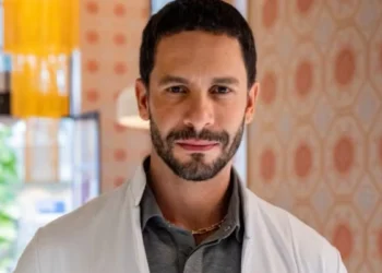 Rainer Cadete interpreta César em Quem Ama Cuida, a novela das nove da Globo (Foto: Fábio Rocha/Globo)