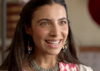 Salma sorrindo em cena da novela A Nobreza do Amor.