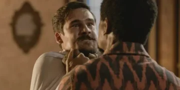Mirinho (Nicolas Prattes) se assusta com ataque de Tonho (Ronald Sotto) em A Nobreza do Amor (Foto: Divulgação/Globo)