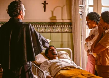 A Nobreza do Amor: Desenganado pelos médicos, Tonho acorda do coma após oração do padre Viriato: “Milagre”
