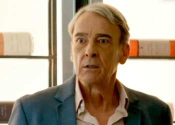 Ulisses (Alexandre Borges) com olhar de assustado em cena de Quem Ama Cuida.