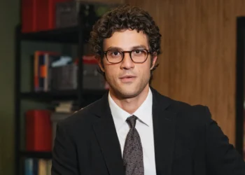 Pedro (Chay Suede) com o novo visual em Quem Ama Cuida (Foto: Manoella Mello/Globo)