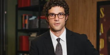 Pedro (Chay Suede) com o novo visual em Quem Ama Cuida (Foto: Manoella Mello/Globo)