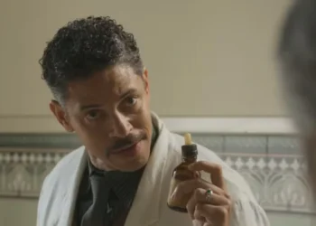 Onildo (Paulo Lessa) afirma que o medicamento de Tonho (Ronald Sotto) foi sabotado em A Nobreza do Amor (Foto: Reprodução/TV Globo)