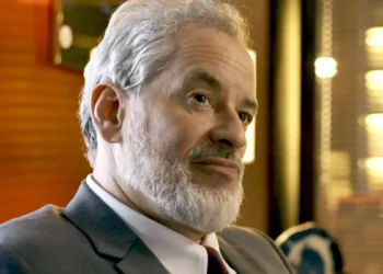 Ademir em cena da novela Quem Ama Cuida.