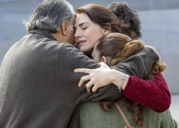 Quem Ama Cuida: Otoniel, Elisa e Maurício descobrem que Adriana deixou a prisão e a recebem com um abraço em família: “Finalmente”