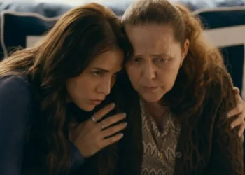 Quem Ama Cuida: Elisa implora para Adriana abandonar a vingança contra a família Brandão e esquecer o passado