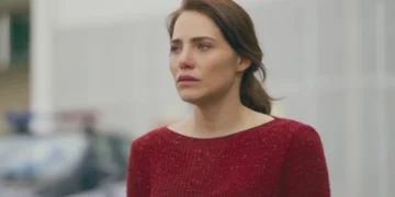 Adriana (Letícia Colin) em Quem Ama Cuida (Foto: Reprodução/TV Globo)