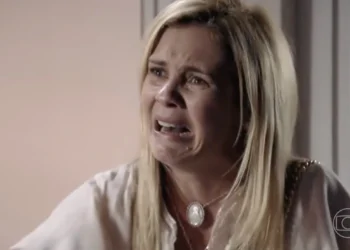 Carminha (Adriana Esteves) em Avenida Brasil (Foto: Reprodução/TV Globo)