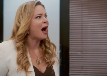 Zilá (Leandra Leal) ataca Janete (Letícia Spiller) em Coração Acelerado (Foto: Reprodução/TV Globo)