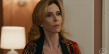 Carmita (Deborah Evelyn) em Quem Ama Cuida (Foto: Reprodução/TV Globo)