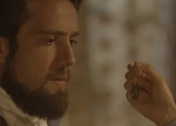 Resumo de Além do Tempo: Berenice prova a Felipe que conheceu sua falecida esposa e lhe entrega a medalha dela: “Aqui está”