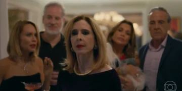Carmita (Deborah Evelyn) em Quem Ama Cuida (Foto: Reprodução/TV Globo)