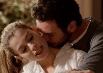 Lívia e Pedro em Além do Tempo. (Foto: reprodução/Globo)