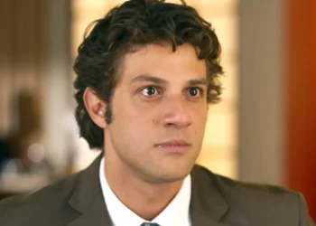 Pedro com lágrima nos olhos em cena da novela Quem Ama Cuida.