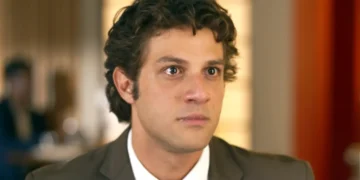 Pedro com lágrima nos olhos em cena da novela Quem Ama Cuida.