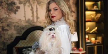 Pilar (Isabel Teixeira) com novo visual para a segunda fase em Quem Ama Cuida (Foto: Manoella Mello/TV Globo)