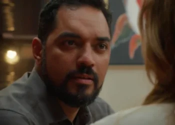Ronei (Thomás Aquino) e Zilá (Leandra Leal) em Coração Acelerado (Foto: Reprodução/TV Globo)