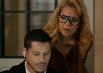 Quem Ama Cuida: Pilar flagra Iuri falando com Adriana e fica a um passo de descobrir a aliança secreta dos dois