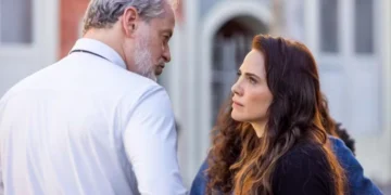 Ademir (Dan Stulbach) confronta Adriana (Letícia Colin) no meio da rua em Quem Ama Cuida (Foto: Beatriz Damy/Globo)