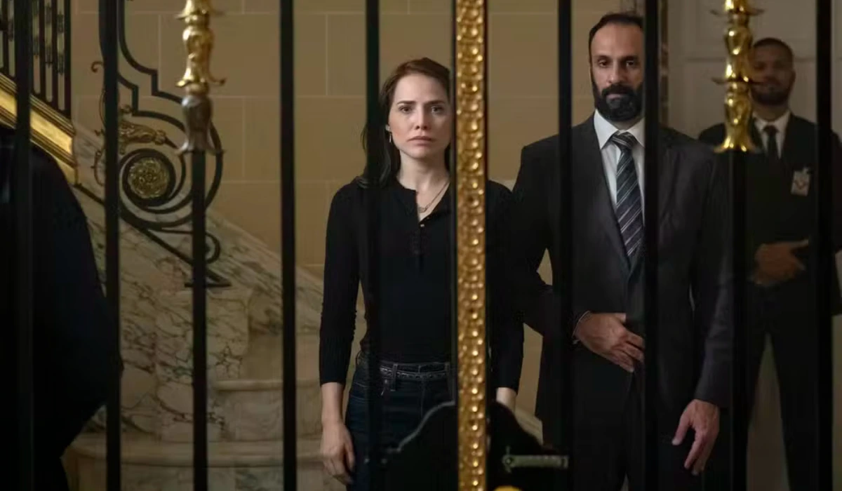 Adriana (Letícia Colin) encontra fortuna secreta de Arthur (Antonio Fagundes) em Quem Ama Cuida (Foto: Manoella Mello/Globo)