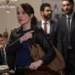 Adriana (Letícia Colin) vende joias para sheik e fica milionária em Quem Ama Cuida (Foto: Angélica Goudinho/Globo)