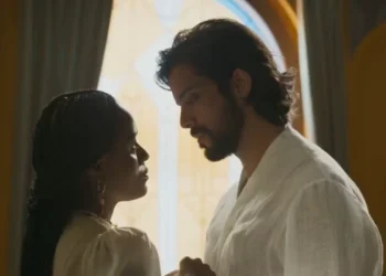 Alika (Duda Santos) e Omar (Rodrigo Simas) em A Nobreza do Amor (Foto: Reprodução/TV Globo)