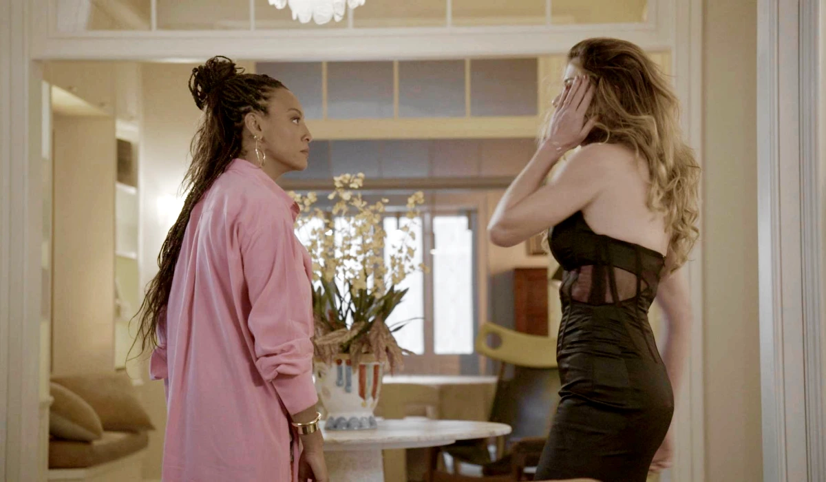 Bela (Sheron Menezzes) estapeia Vanessa (Alinne Moraes) em Por Você (Foto: Divulgação/TV Globo)