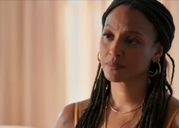 Bela (Sheron Menezzes) em Por Você, a nova novela das sete da Globo (Foto: Reprodução/TV Globo)