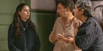 Belmira (Raissa Xavier) se surpreende com o retorno de Carrapato (Marcelo Médici) em A Nobreza do Amor (Foto: Gabriel Vaguel/Globo)