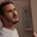 João Raul (Filipe Bragança) na cena em que descobre que é filho de Ronei (Thomás Aquino) em Coração Acelerado (Foto: Reprodução/TV Globo)