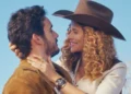 João Raul (Filipe Bragança) e Agrado (Isadora Cruz) em cena do último capítulo de Coração Acelerado (Foto: Reprodução/TV Globo)