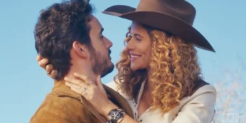 João Raul (Filipe Bragança) e Agrado (Isadora Cruz) em cena do último capítulo de Coração Acelerado (Foto: Reprodução/TV Globo)