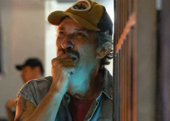 Por Você: Juarez toma coragem e vai à delegacia se entregar, mas desiste segundos antes de entrar no local