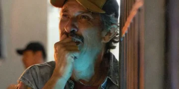 Por Você: Juarez toma coragem e vai à delegacia se entregar, mas desiste segundos antes de entrar no local
