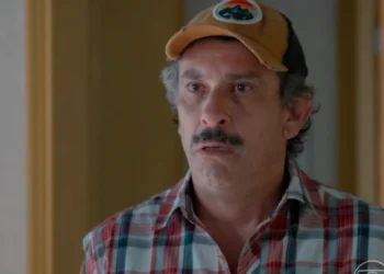 Juarez (Milhem Cortaz) em Por Você (Foto: Reprodução/TV Globo)