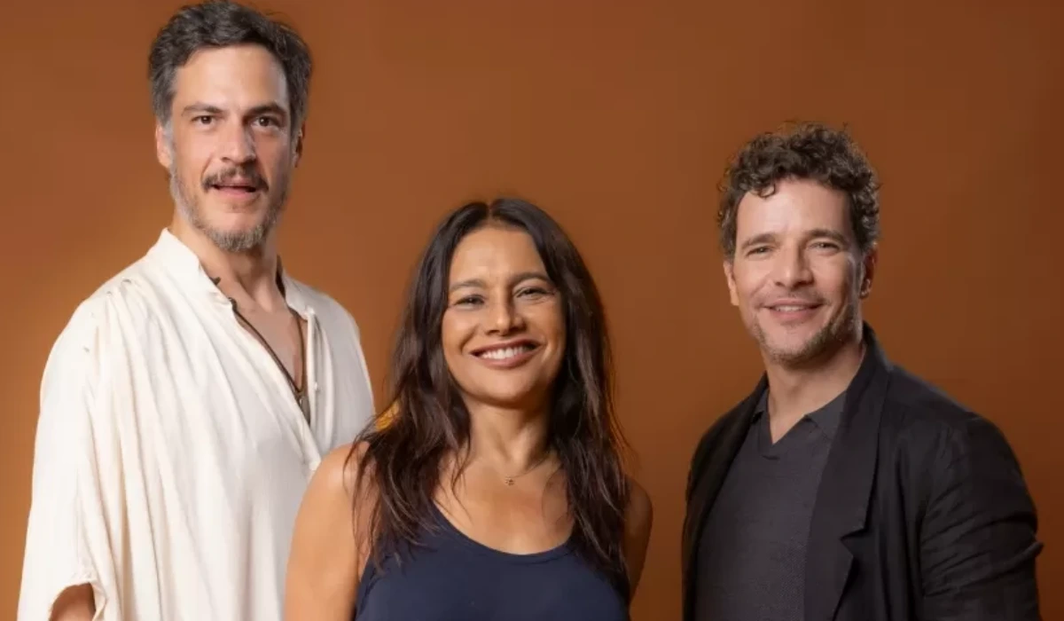 Mateus Solano, Dira Paes e Daniel de Oliveira em Lá Na Minha Terra, a nova novela das seis da Globo (Foto: Beatriz Damy/Globo)
