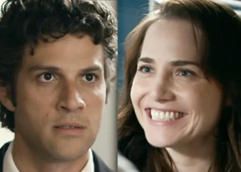 Pedro (à esquerda) e Adriana sorrindo (à direita) em Quem Ama Cuida.