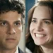 Pedro (à esquerda) e Adriana sorrindo (à direita) em Quem Ama Cuida.